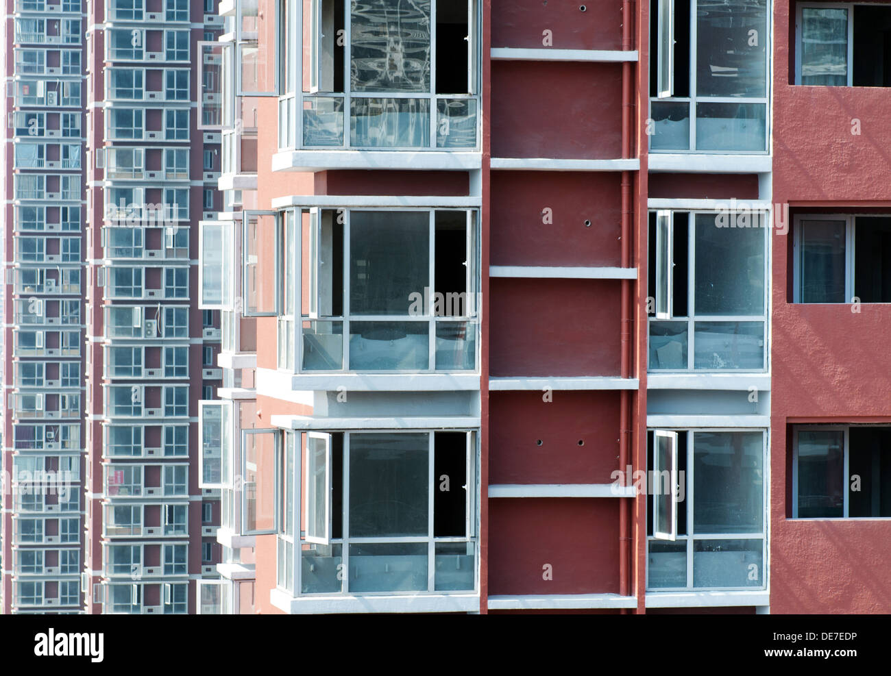 Giallo e rosso edifici con windows Foto Stock