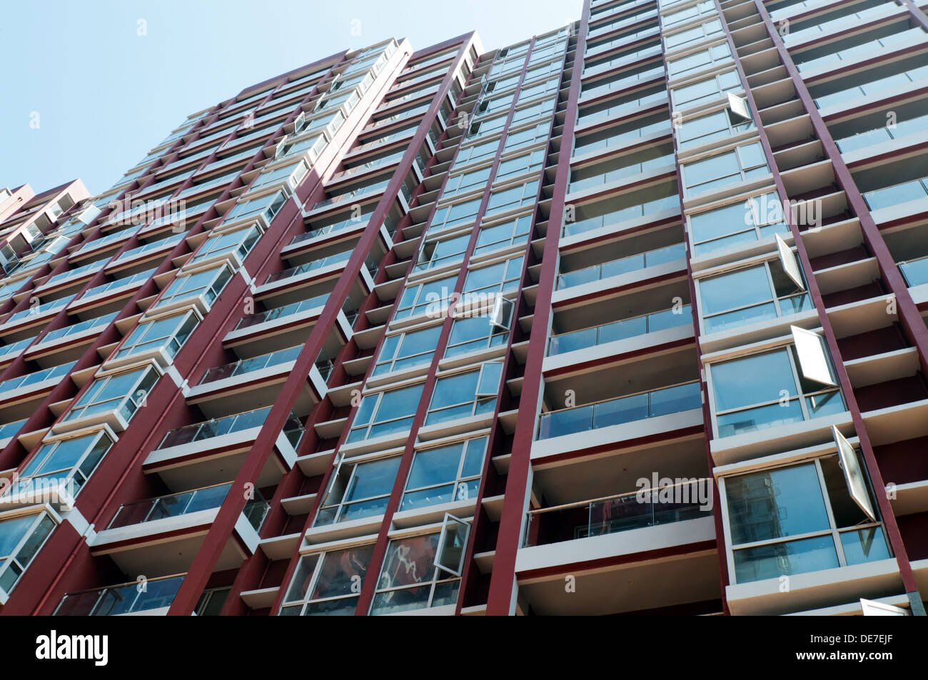 Giallo e rosso edifici con windows Foto Stock