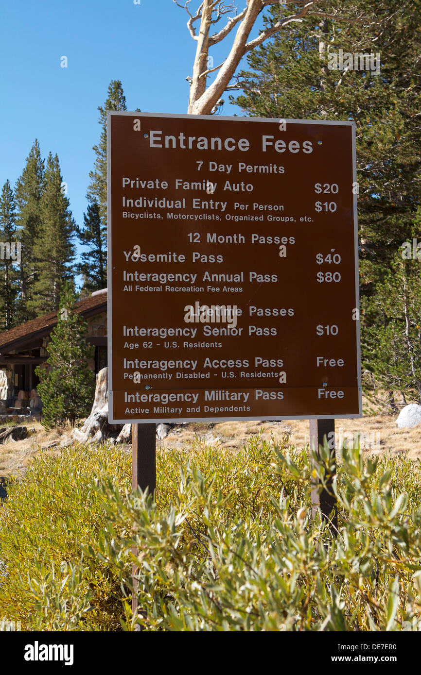 Un segno che mostra le tasse di iscrizione all'ingresso orientale al Parco Nazionale di Yosemite sulla Tioga Road Foto Stock