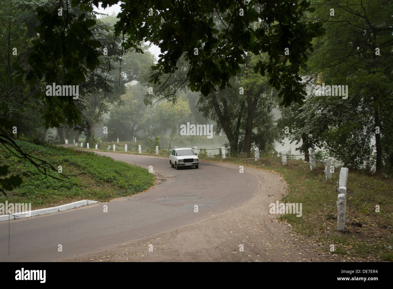 Vecchia vettura russa sulla strada di campagna, Ucraina Foto Stock