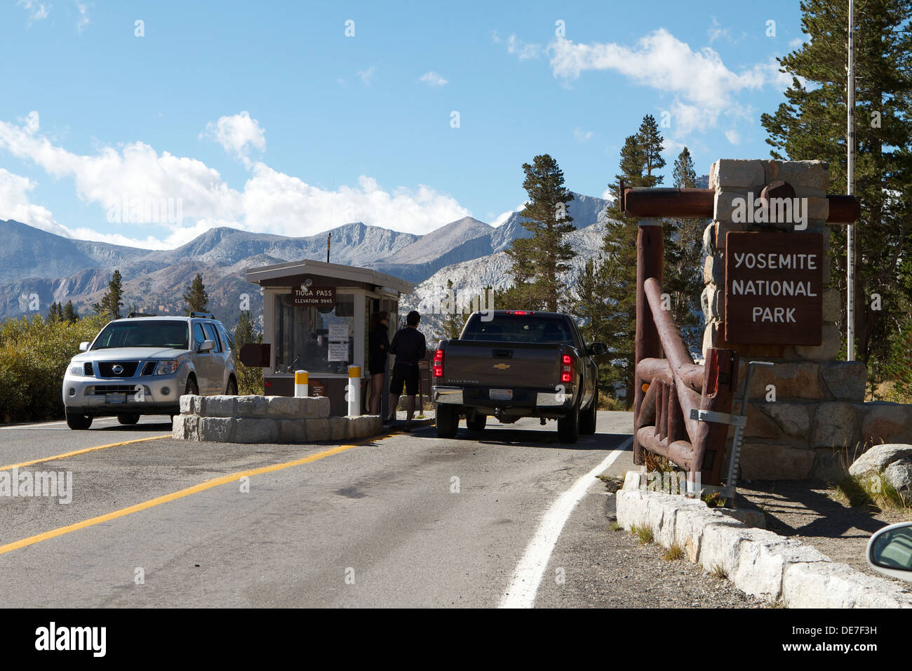 Veicoli fermi all'ingresso orientale al Parco Nazionale di Yosemite sulla Tioga Road a pagare la tassa di entrata Foto Stock