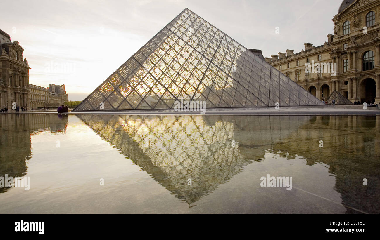 Il nuovo ingresso al Musee du Louvre, una forma piramidale, struttura in vetro progettato dal celebre architetto americano io m. Pei Parigi, Foto Stock