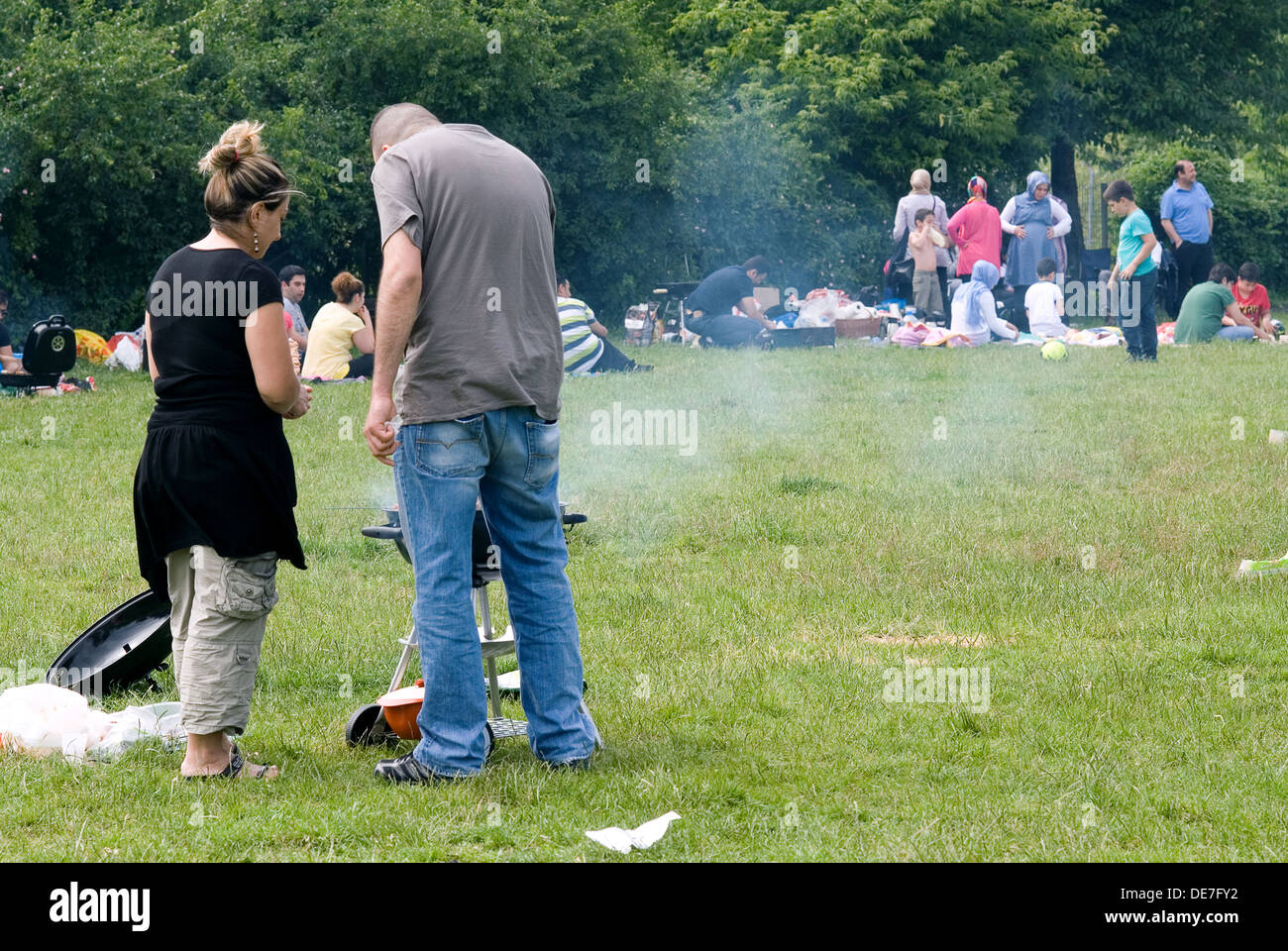 Berlino, Germania, persone barbecue nel parco di parete Foto Stock