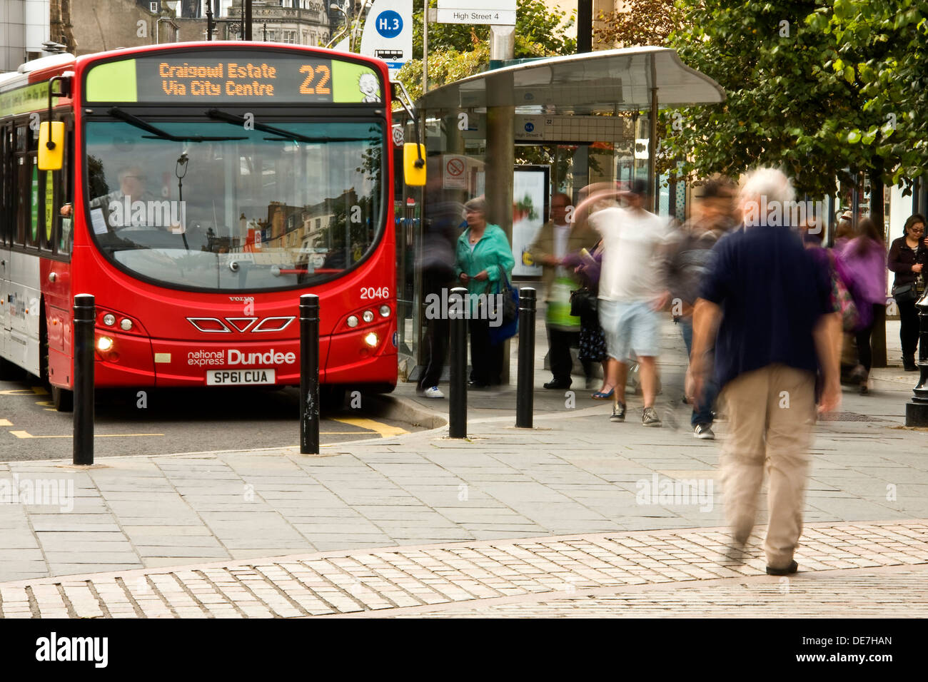 Persone passo fuori da un National Express Bus cittadino al capolinea al di fuori del Overgate Shopping Mall a Dundee, Regno Unito Foto Stock