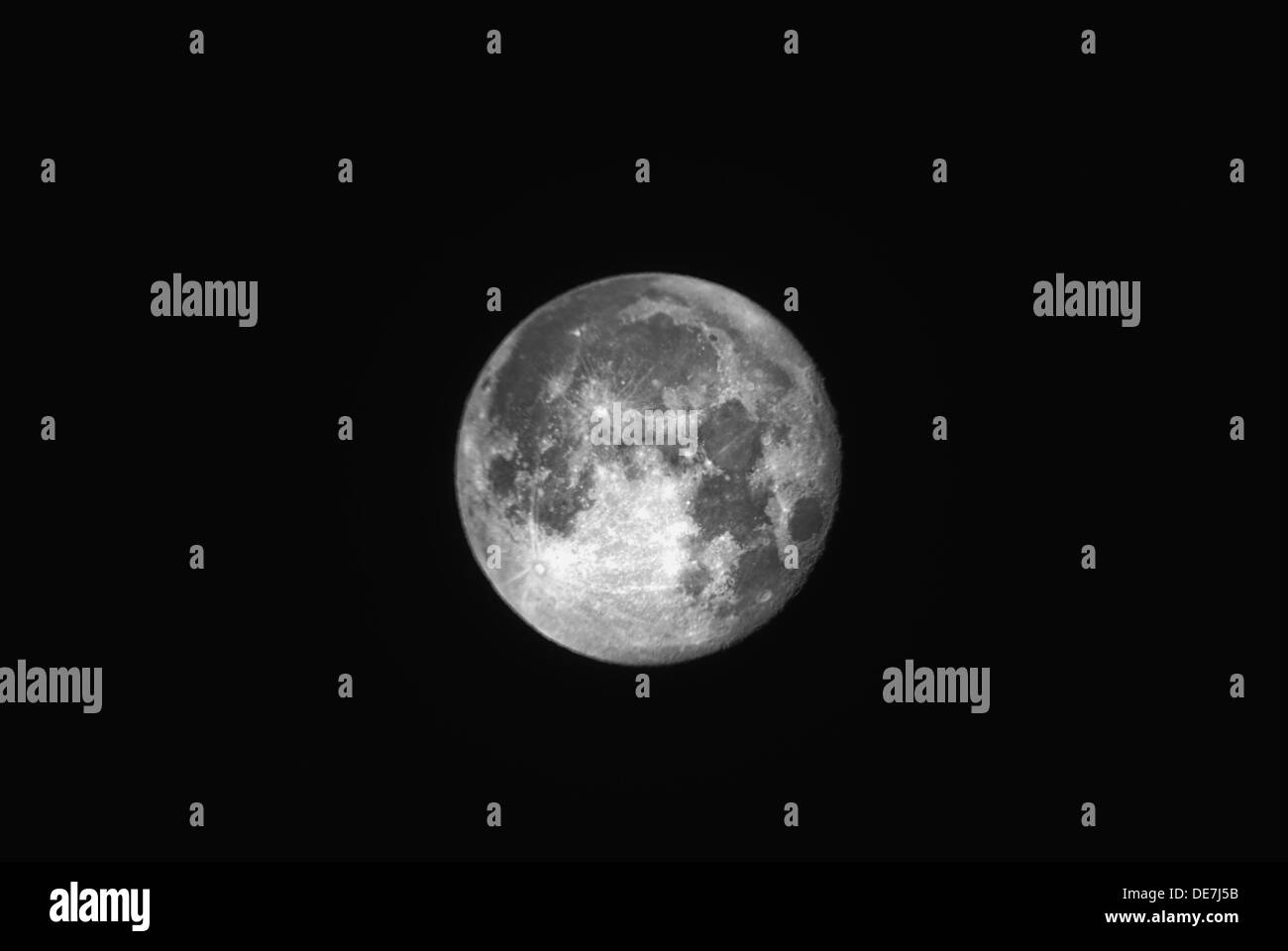 Primo piano della luna piena presa attraverso un telescopio in mamalluca, Cile Foto Stock