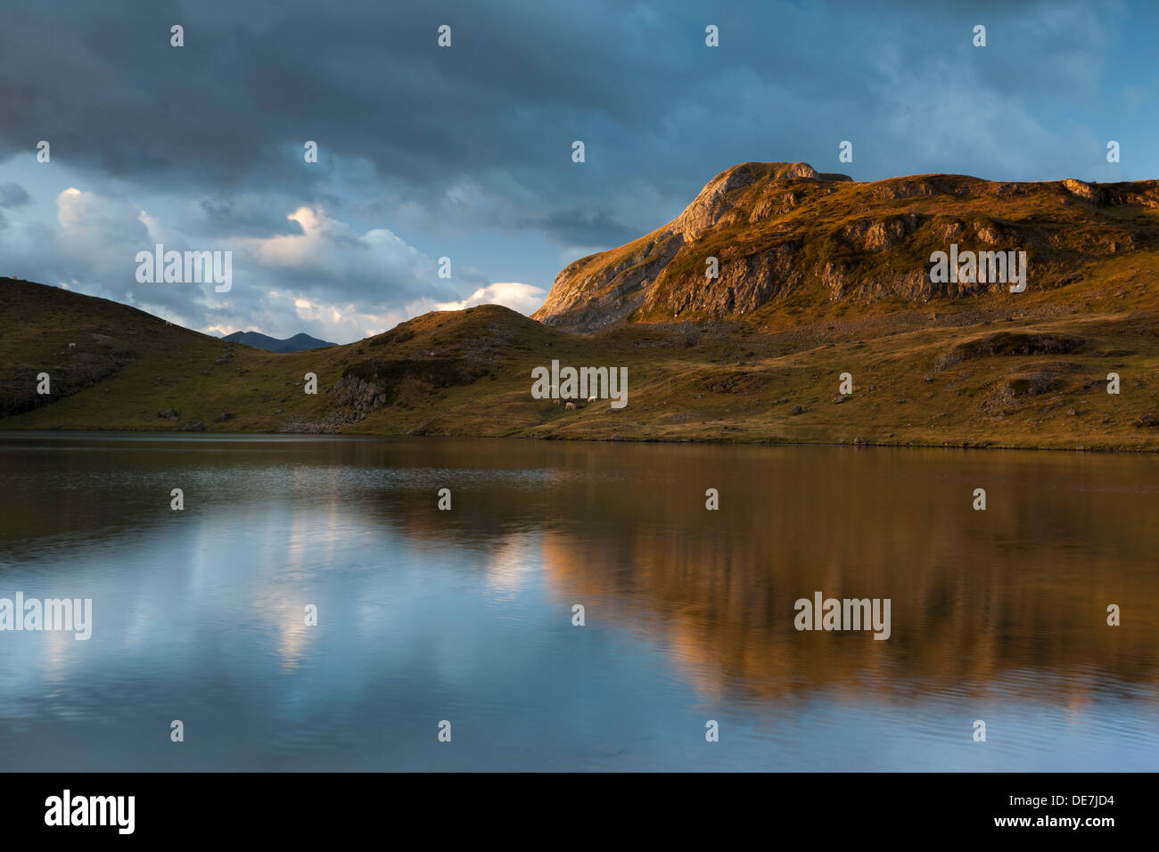 Montagna vicino al Midi d'Ossau in Ayous lago, Pyrénées-Atlantiques, Francia, Europa Foto Stock