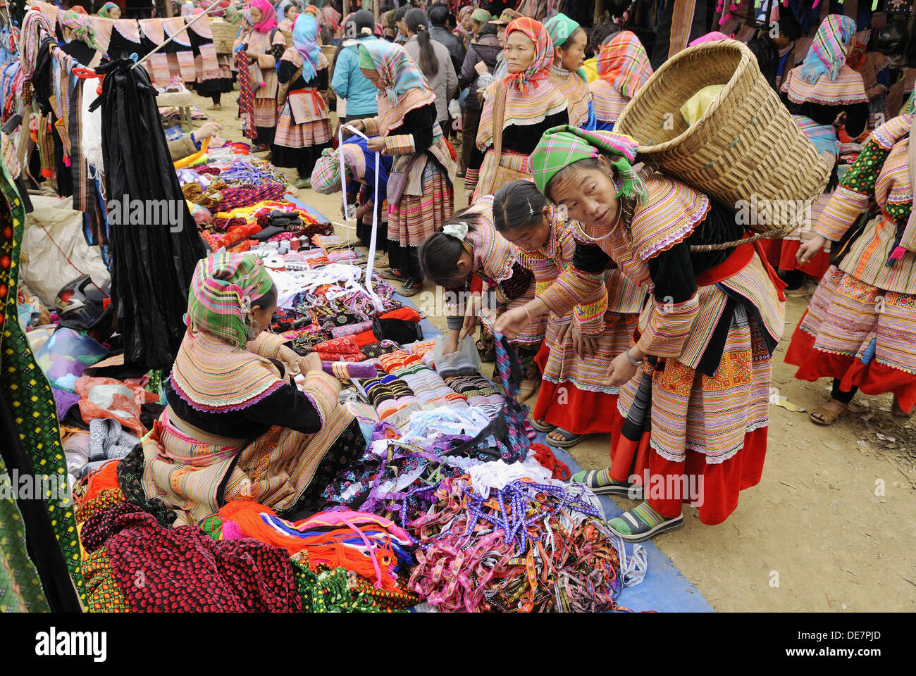 RM, concesso in licenza, nessun modello di rilascio - editoriale soltanto. donna del fiore la minoranza Hmong, tribù di montagna, shopping, mercato di animali Foto Stock