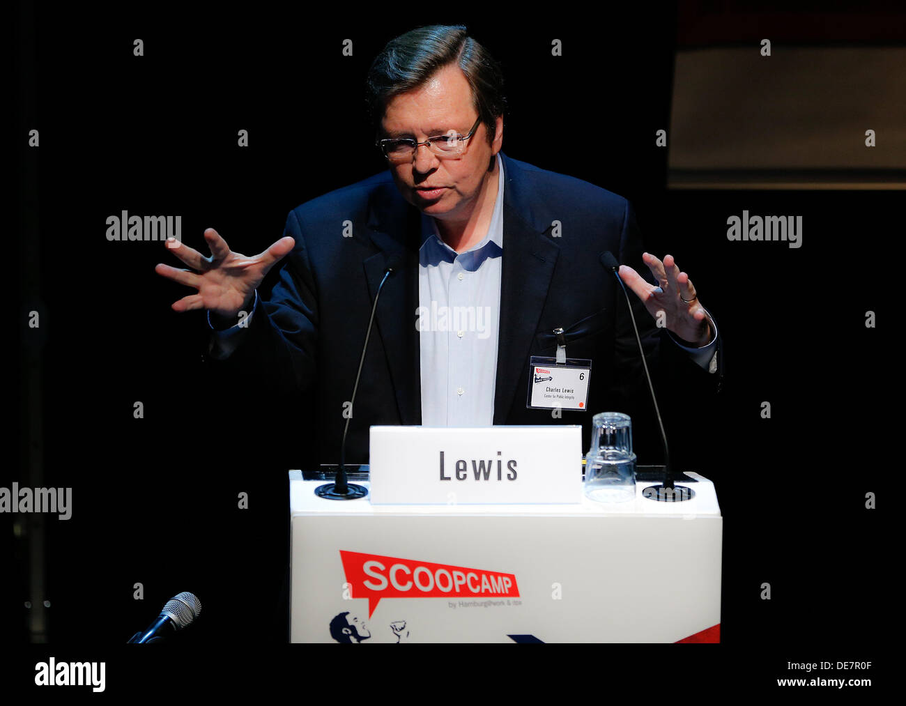 Charles Lewis del centro di integrità nella vita pubblica ("Offshore-Leaks') parla al Scoopcamp 2013 al teatro di Schmidt in Amburgo, Germania, 13 settembre 2013. I redattori, social media professionisti, designer e programmatori si sono incontrati presso il quinto Scoopcamp sugli sviluppi dei media online. Foto: Axel Heimken Foto Stock