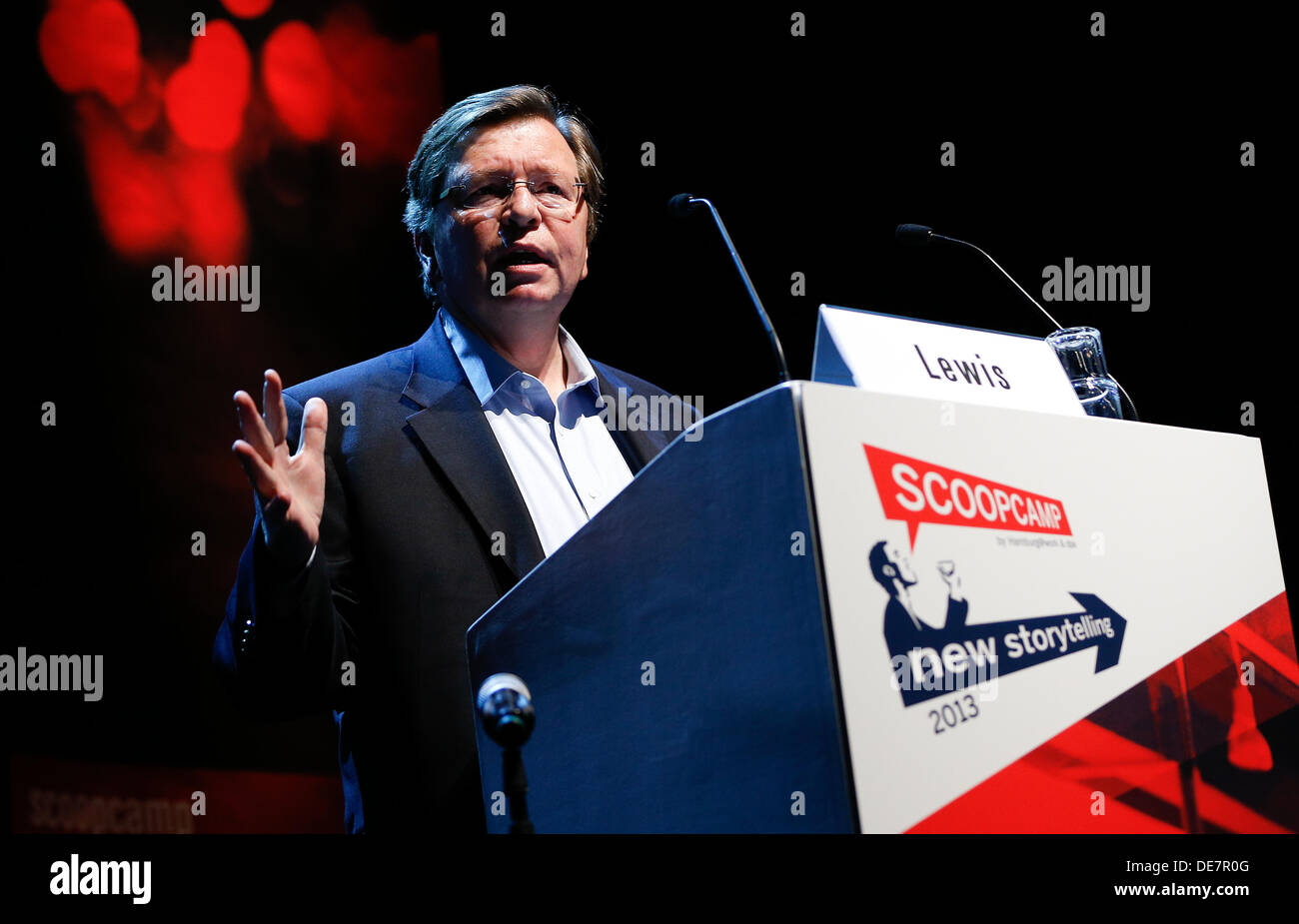 Charles Lewis del centro di integrità nella vita pubblica ("Offshore-Leaks') parla al Scoopcamp 2013 al teatro di Schmidt in Amburgo, Germania, 13 settembre 2013. I redattori, social media professionisti, designer e programmatori si sono incontrati presso il quinto Scoopcamp sugli sviluppi dei media online. Foto: Axel Heimken Foto Stock