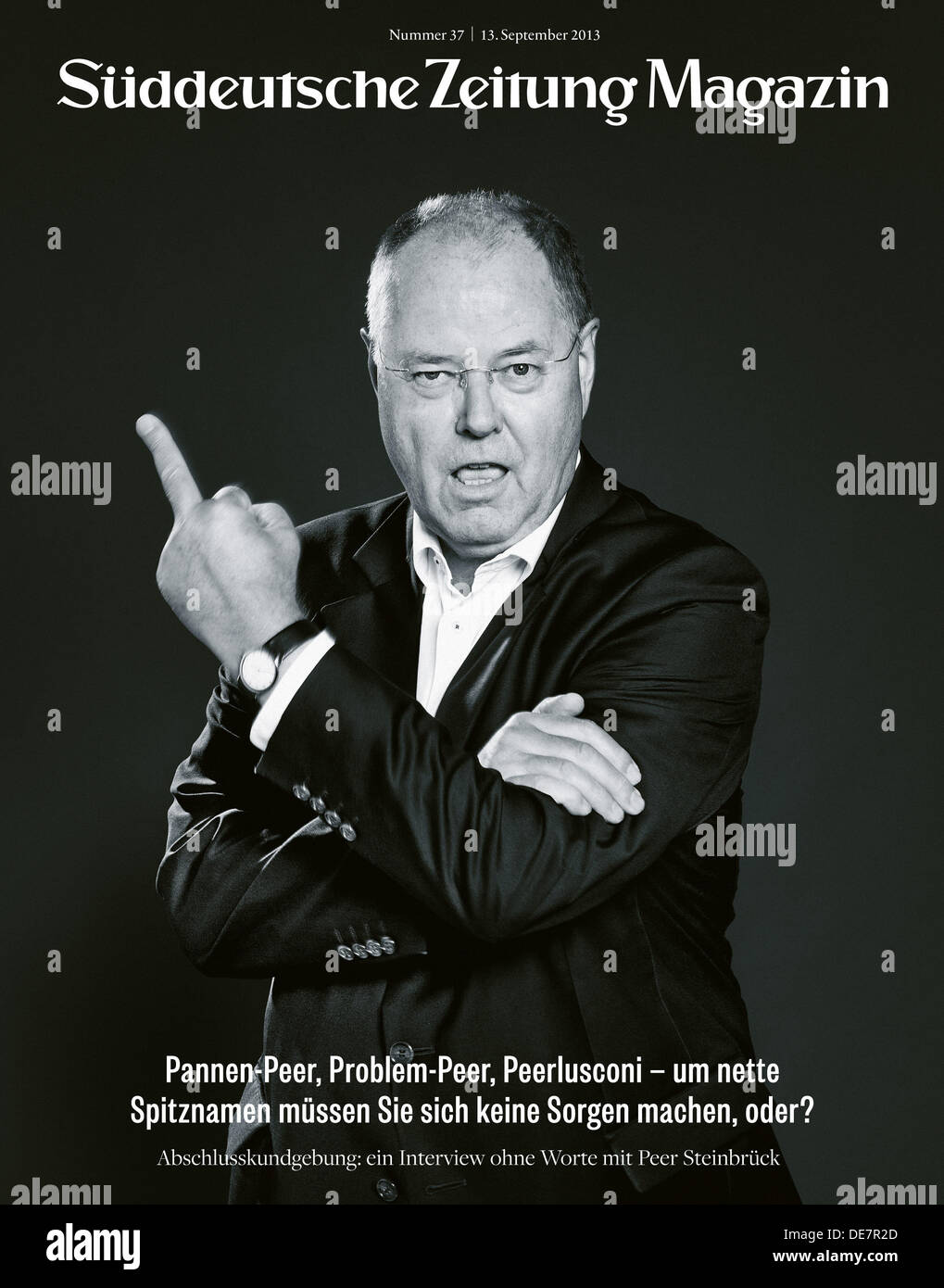 Dispensa - di un documento di riferimento file datato 13 settembre 2013 mostra il cancelliere-candidato del partito Social Democratico Peer Steinbrueck sulla copertina della rivista corrente del quotidiano SUEDDEUTSCHE ZEITUNG in Muencheberg, Germania. Una settimana prima dell'elezione federale la rivista caratteristiche Steinbrueck che mostra il dito medio. Foto: Alfred Steffen /SZ Magazin (ATTENZIONE: per solo uso editoriale / Credito/ pubblicazione solo nel suo formato completo - nessun raccolti!) Foto Stock