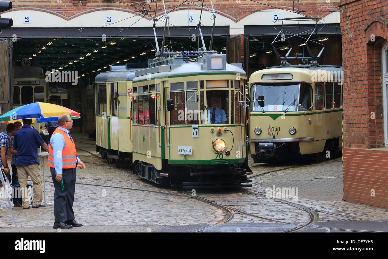 Un cosiddetto 'Hechtwagen' (letteralmente: pike auto) esce dal deposito tram 'Sudenburg' a Magdeburgo, Germania, 08 settembre 2013. I tram di questa serie di guida attraverso la città dal 1938. Il tram le ventole girano un museo depot e offrono visite dei vecchi tram nonché escursioni speciali con i veicoli storici. Foto: Jens WOLF Foto Stock