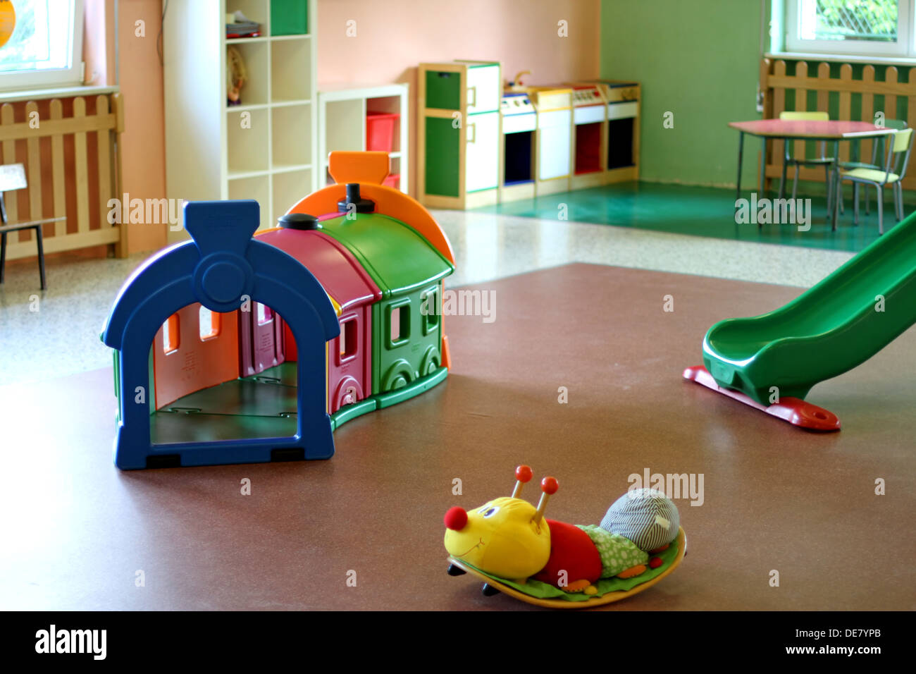 Grande stanza vivente di una nursery piena di giocattoli per bambini Foto  stock - Alamy