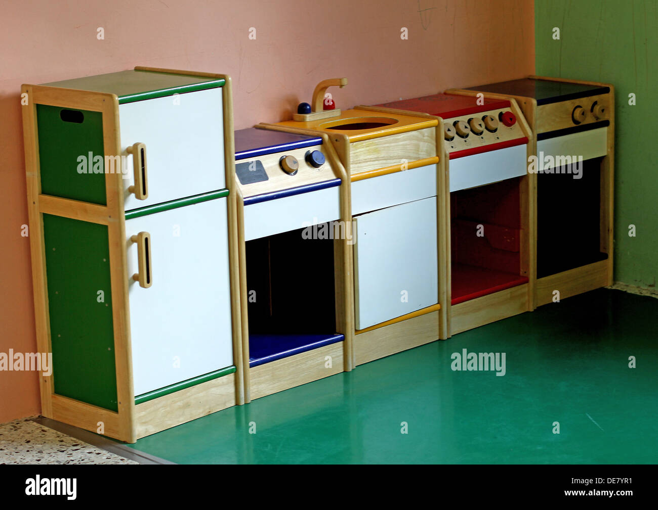 Piccolo giocattolo di legno cucina per giocare e divertire i bambini di una scuola materna Foto Stock