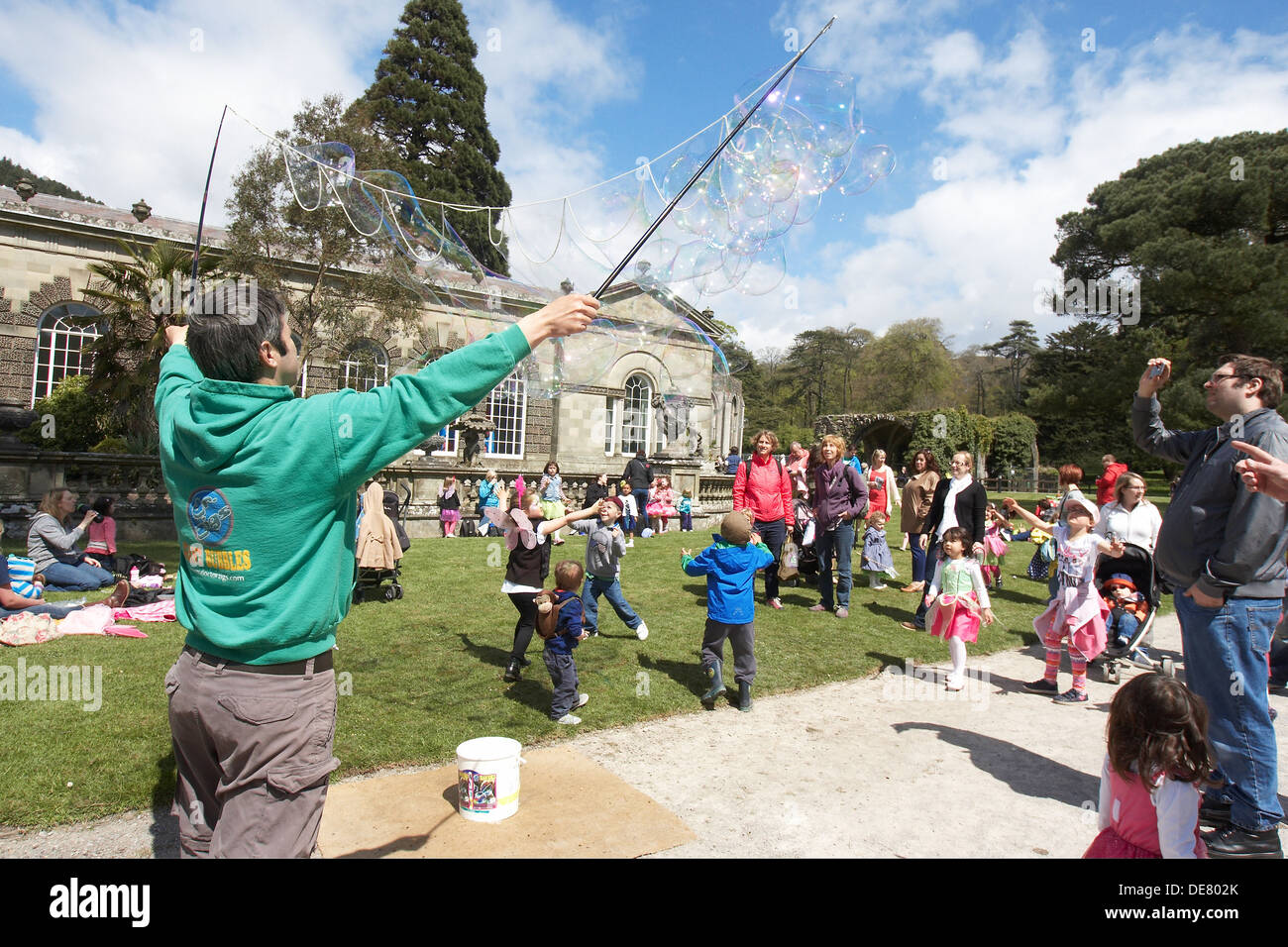 Uomo che fa le bolle intrattenere i bambini a Margam Park, South Wales UK. Foto Stock