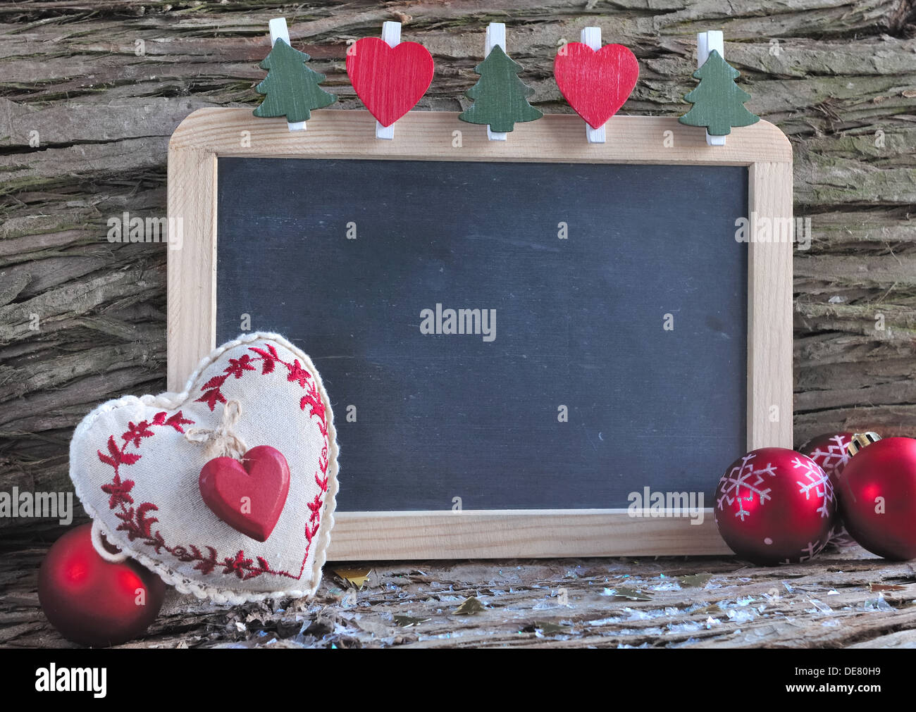 Ardesia per gli auguri natalizi in un rustico decor chrsitmas Foto Stock