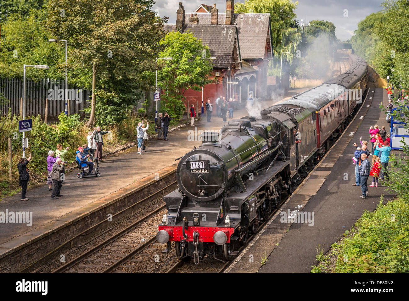 LMS Stanier Class 5 4-6-0 5305 traina un railtour attraverso Sankey station Foto Stock