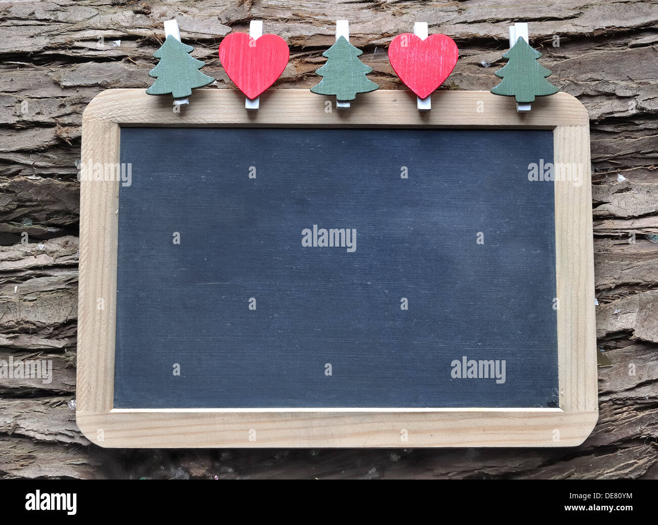 Ardesia per gli auguri natalizi su sfondo di legno Foto Stock