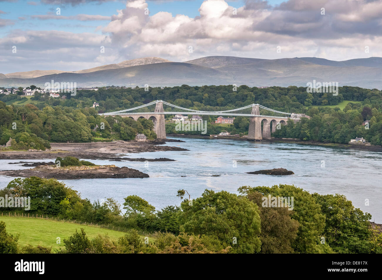 La sospensione di Menai Bridge oltre il Menai Strait in Gwynedd Galles del Nord. Foto Stock