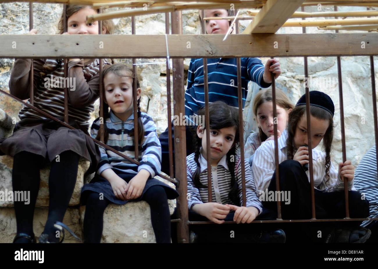 Ultra religiosi Neturei Karta bambini, Mea Shearim, Gerusalemme, Israele Foto Stock