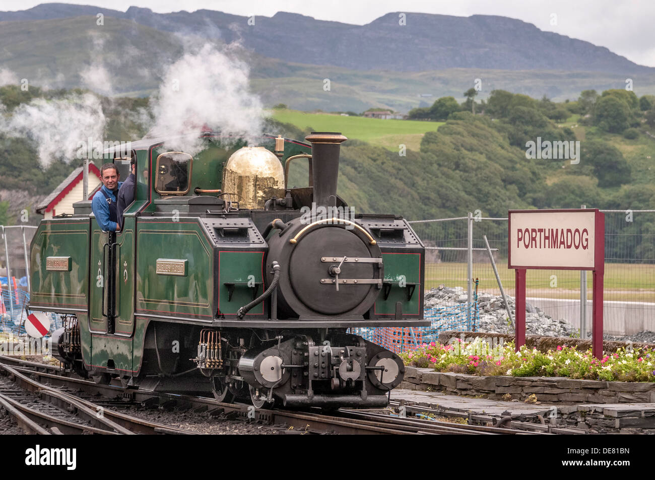 Un 0-4-4-0 Double Fairlie serbatoio del motore raffigurato sulla stazione Pothmadog sul Festiniog railway. Foto Stock