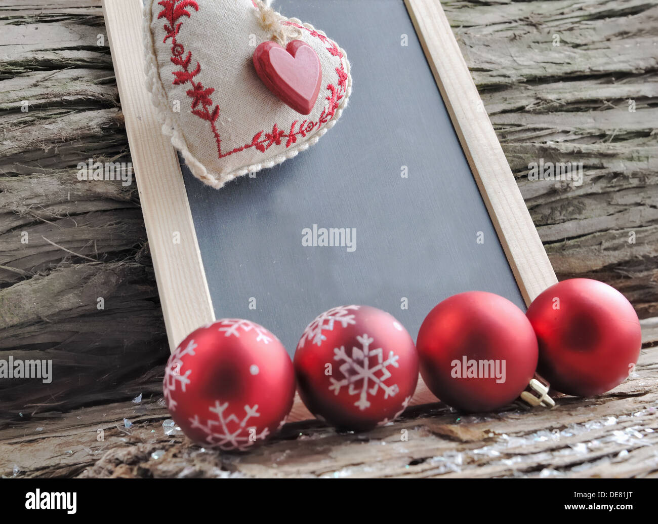 Ardesia per gli auguri natalizi in un rustico decorazioni di Natale Foto Stock