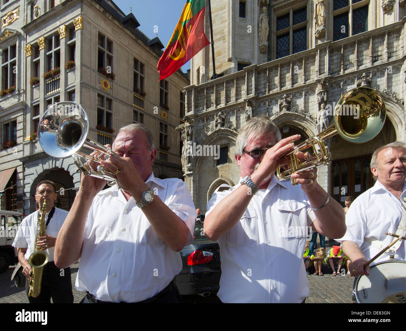 Tromba giocatori musicisti esecuzione pubblica celebrazione Bruxelles Foto Stock