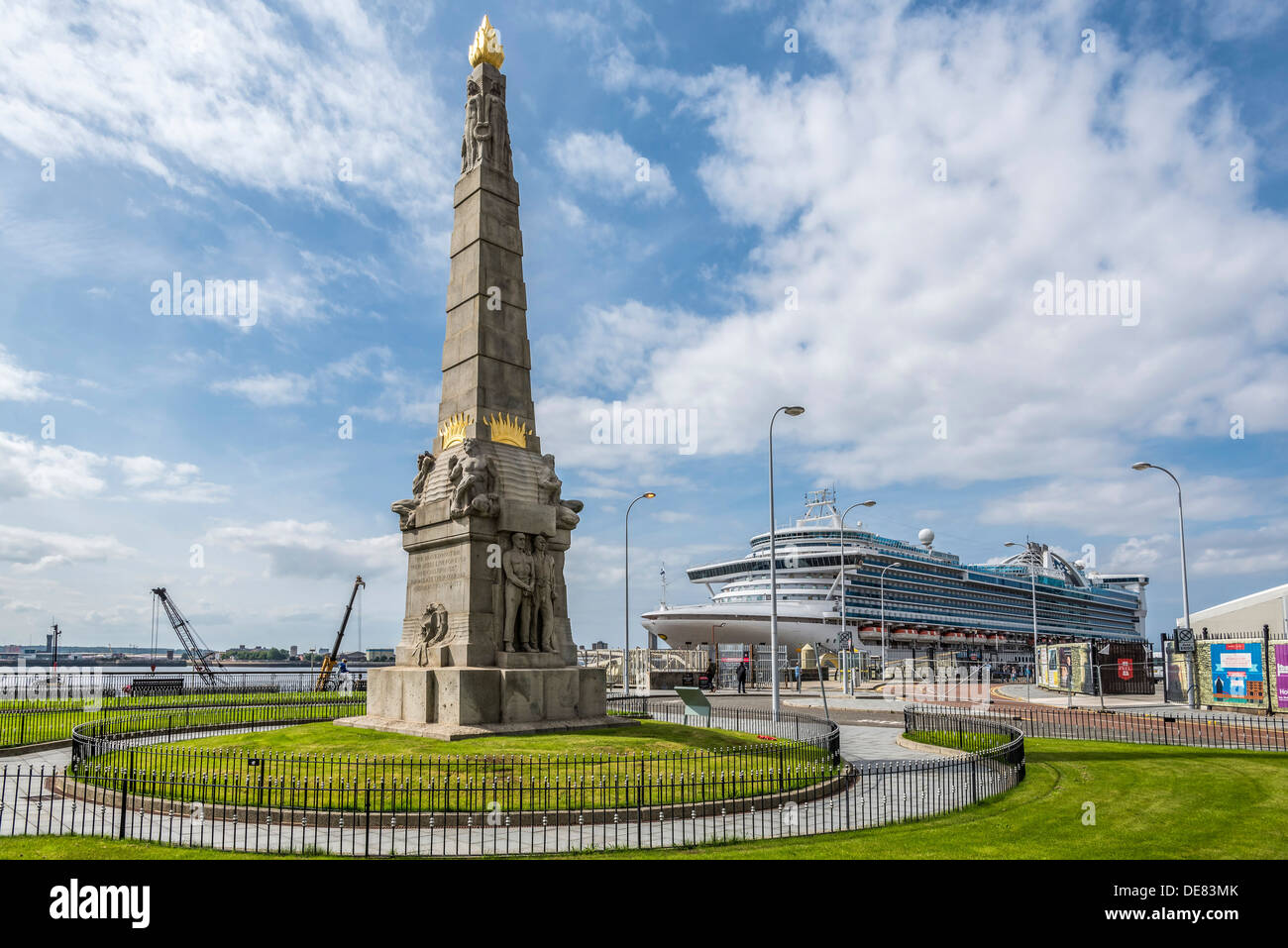 La ingegneri navali Memorial a Liverpool pierhead noto come il Titanic memorial in modo errato. Foto Stock