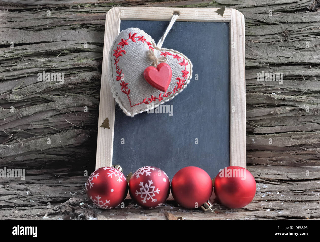 Ardesia per gli auguri natalizi in un rustico decor chrsitmas Foto Stock