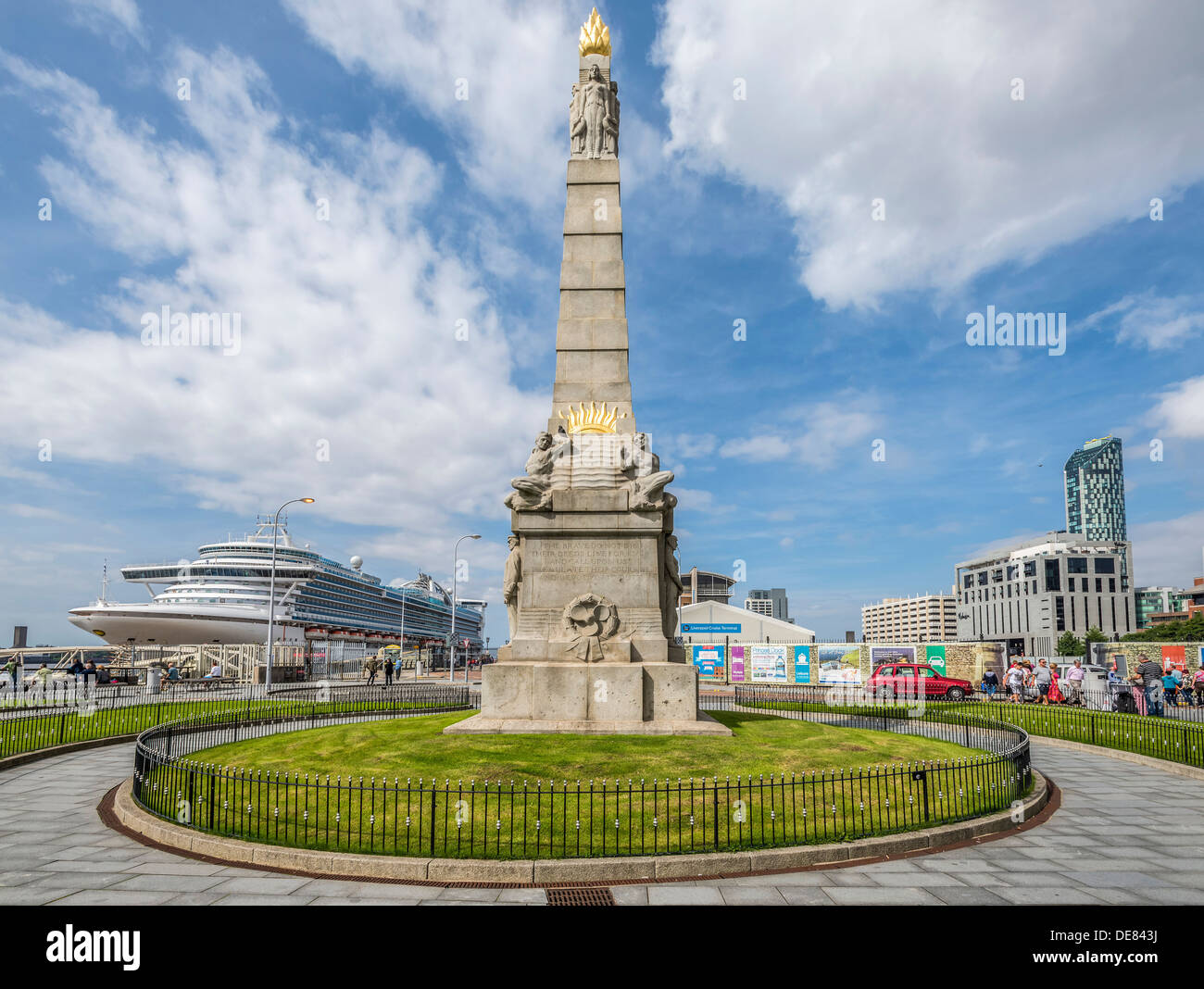 La ingegneri navali Memorial a Liverpool pierhead noto come il Titanic memorial in modo errato. Foto Stock