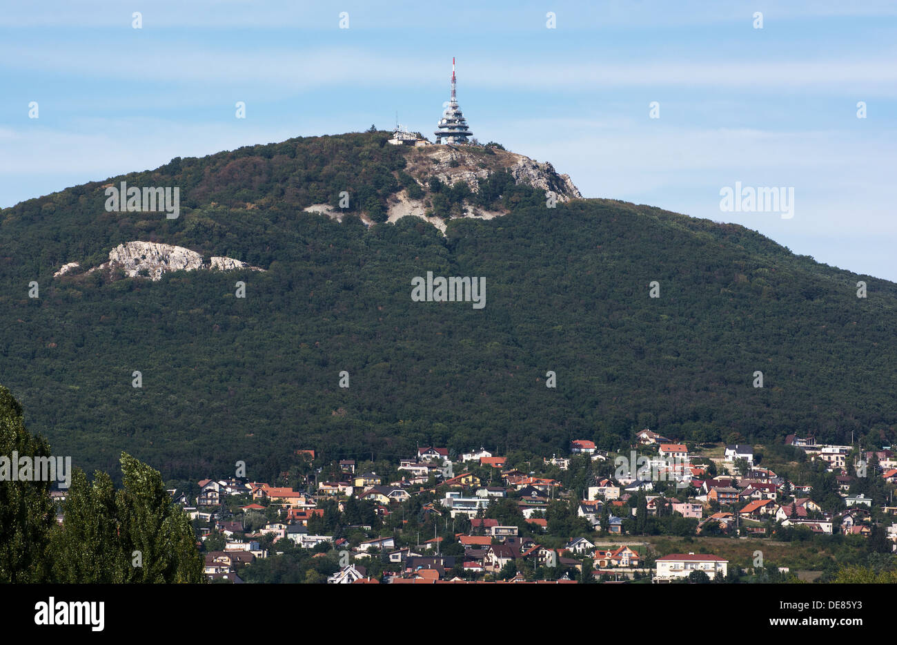 Il trasmettitore sulla collina Zobor sopra la città di Nitra, Repubblica slovacca. Foto Stock