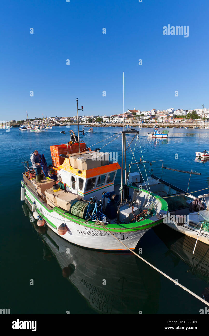 Il Portogallo, Lagos, i pescatori in barca da pesca Foto Stock