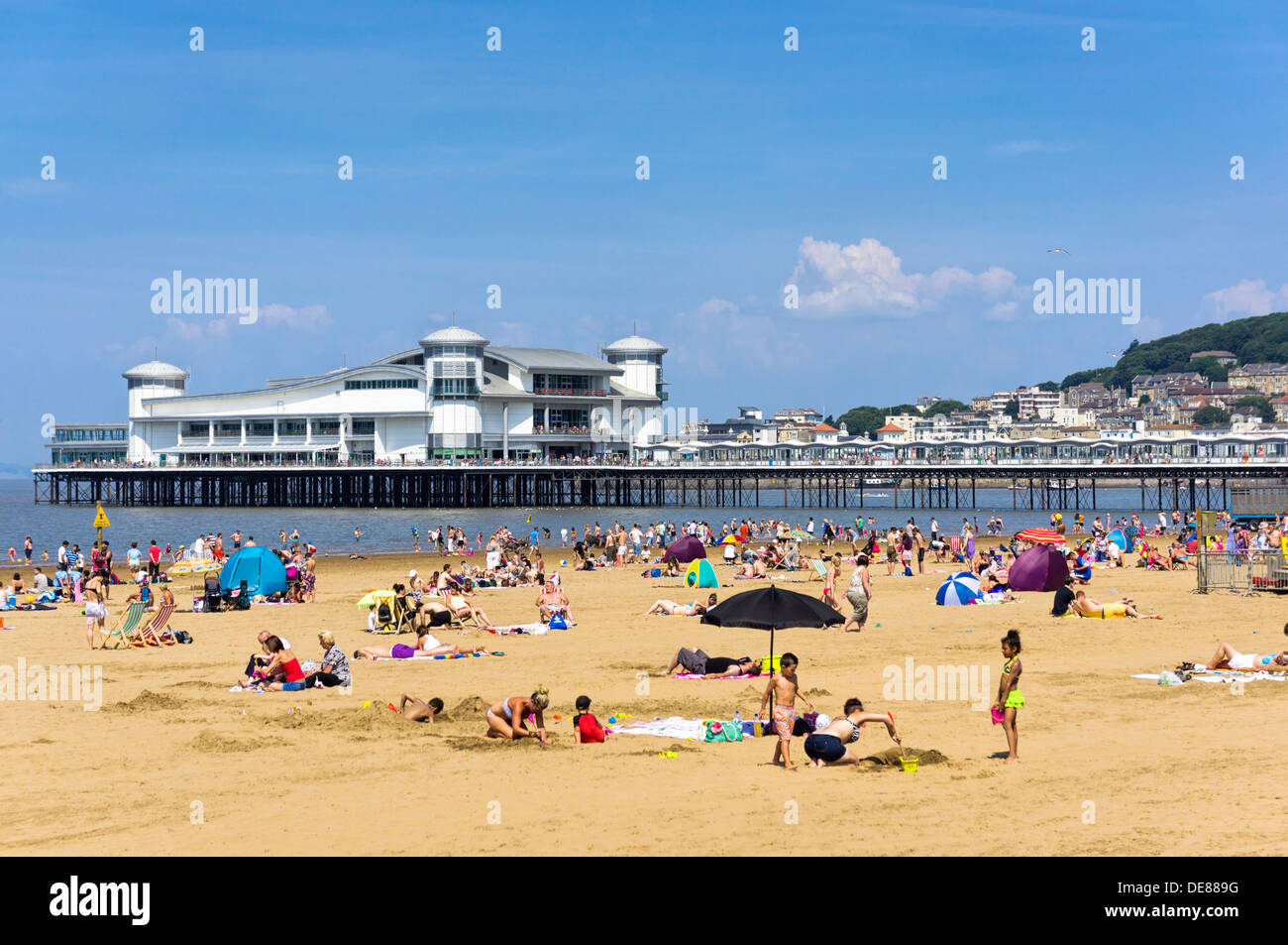 Tradizionale britannica seaside beach - Grand Pier e spiaggia a Weston-Super-Mare, Somerset, Inghilterra, Regno Unito in alta stagione Foto Stock