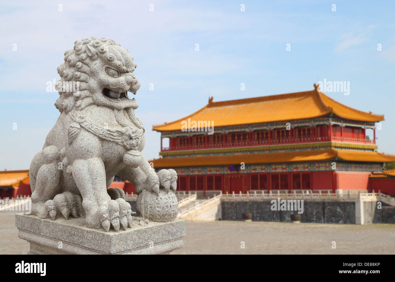 Imperiale cinese statua Lion con il Palazzo della Città Proibita di Pechino (Cina) Contesto Foto Stock