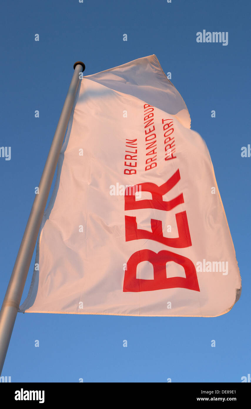 Schoenefeld, Germania, la bandiera bianca con il logo BER Foto Stock