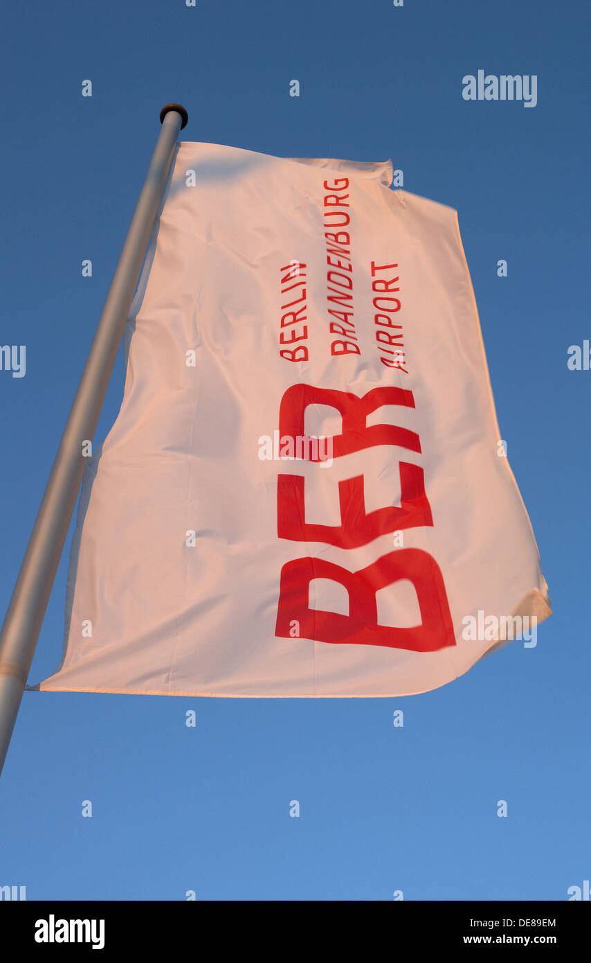 Schoenefeld, Germania, la bandiera bianca con il logo BER Foto Stock