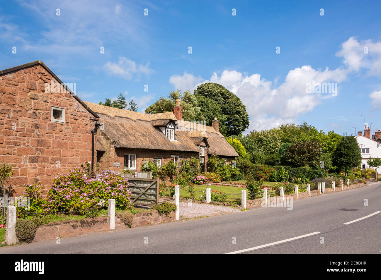 Burton un villaggio sulla Penisola di Wirral. Cottage con tetto in paglia. Nome della casa è il Vescovo Wilson's Cottage. Foto Stock