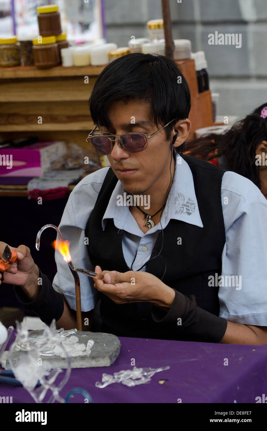 Un giovane uomo creazione di ornamenti di vetro in una fase di stallo ad un mercato di artigianato nella città di Puebla, Messico Foto Stock