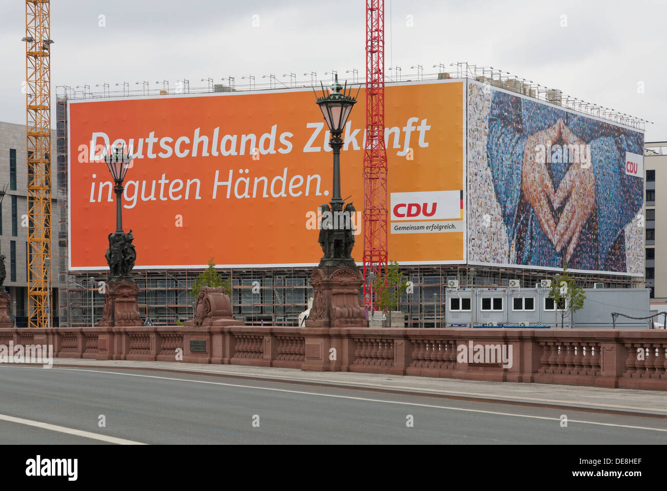 Poster grande della CDU del Cancelliere tedesco Angela Merkel, con un tipico atteggiamento chiamato 'Merkel rhombus', Berlino Foto Stock