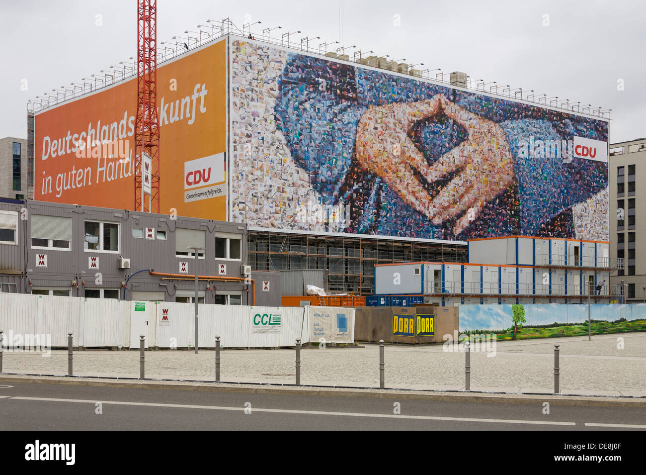 Poster grande della CDU del Cancelliere tedesco Angela Merkel, con un tipico atteggiamento chiamato 'Merkel rhombus', Berlino Foto Stock