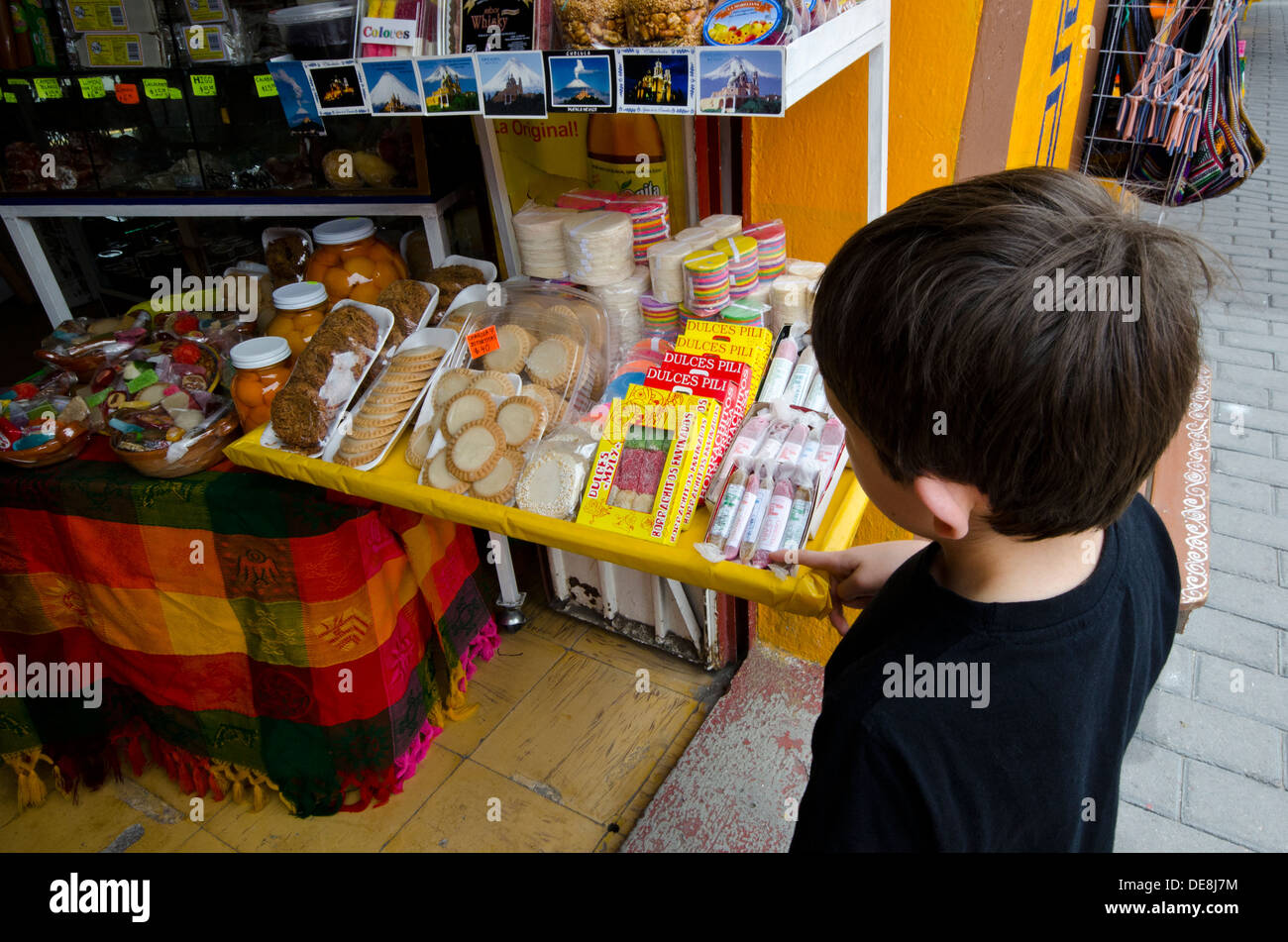 Ragazzo che guarda a tradizionali dolci messicani al di fuori del negozio di Cholula in Messico Foto Stock
