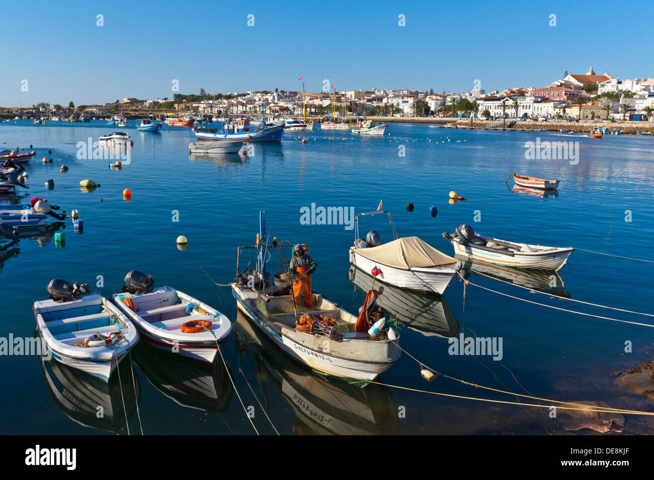 Il Portogallo, Lagos, vista delle barche da pesca a porto e città in background Foto Stock