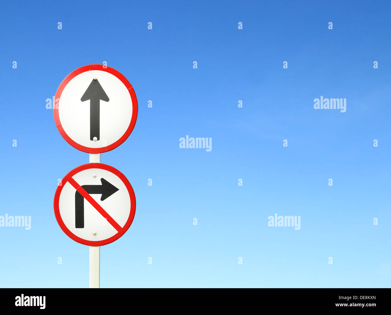 Proseguire il modo ,avanti segno e non girare a destra con il segno blu cielo vuoto per il testo Foto Stock