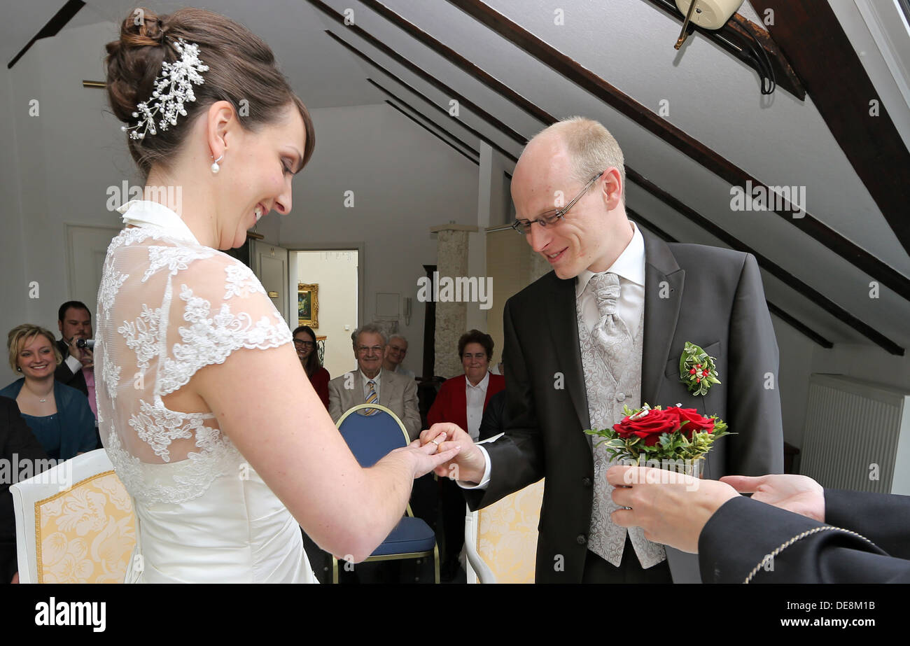 Buckow, Germania, lo sposo mette la sua sposa alla cerimonia civile l'anello sul Foto Stock