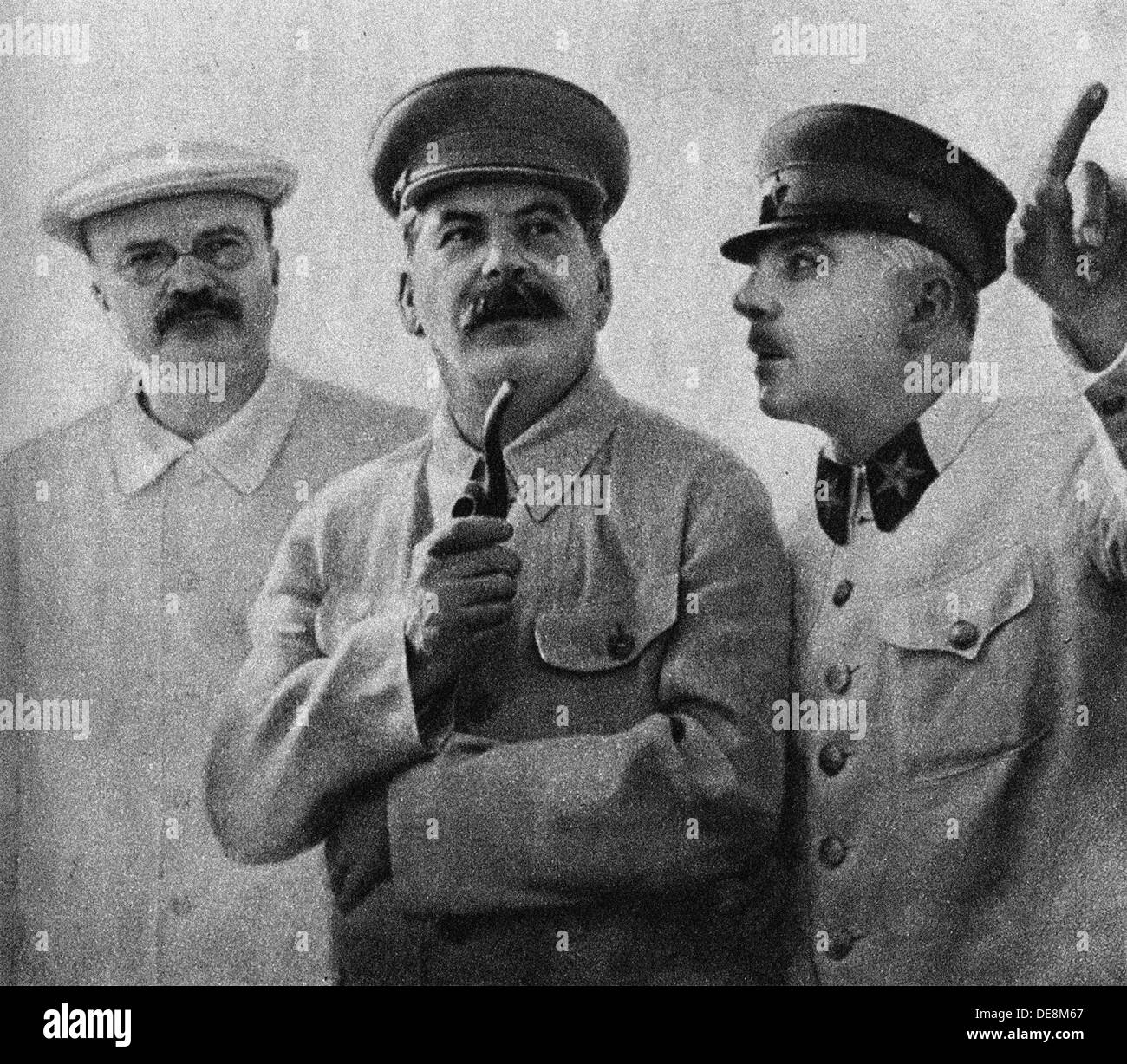 Vyacheslav Molotov, Joseph Stalin e Kliment Voroshilov è sull'aerodromo centrale, Giugno 25, 1937, 1937. Foto Stock