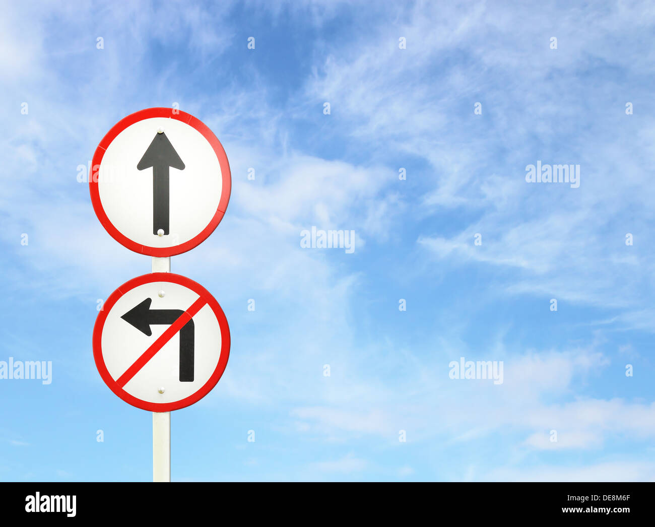 Proseguire il modo ,avanti segno e non girare a sinistra segno con il blu del cielo vuoto per il testo Foto Stock