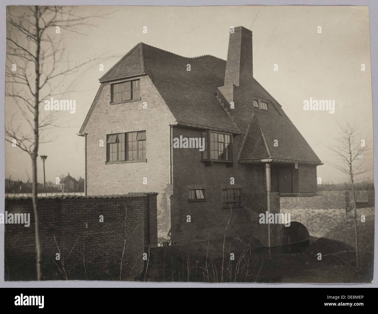 Questa collezione di case di campagna e ville degli anni '1920 e '1930 mostra l'architettura residenziale olandese. Le ville riflettono un mix di stili architettonici, mescolando elementi tradizionali e moderni, e sono spesso presenti in fotografie e mostre d'epoca. Foto Stock