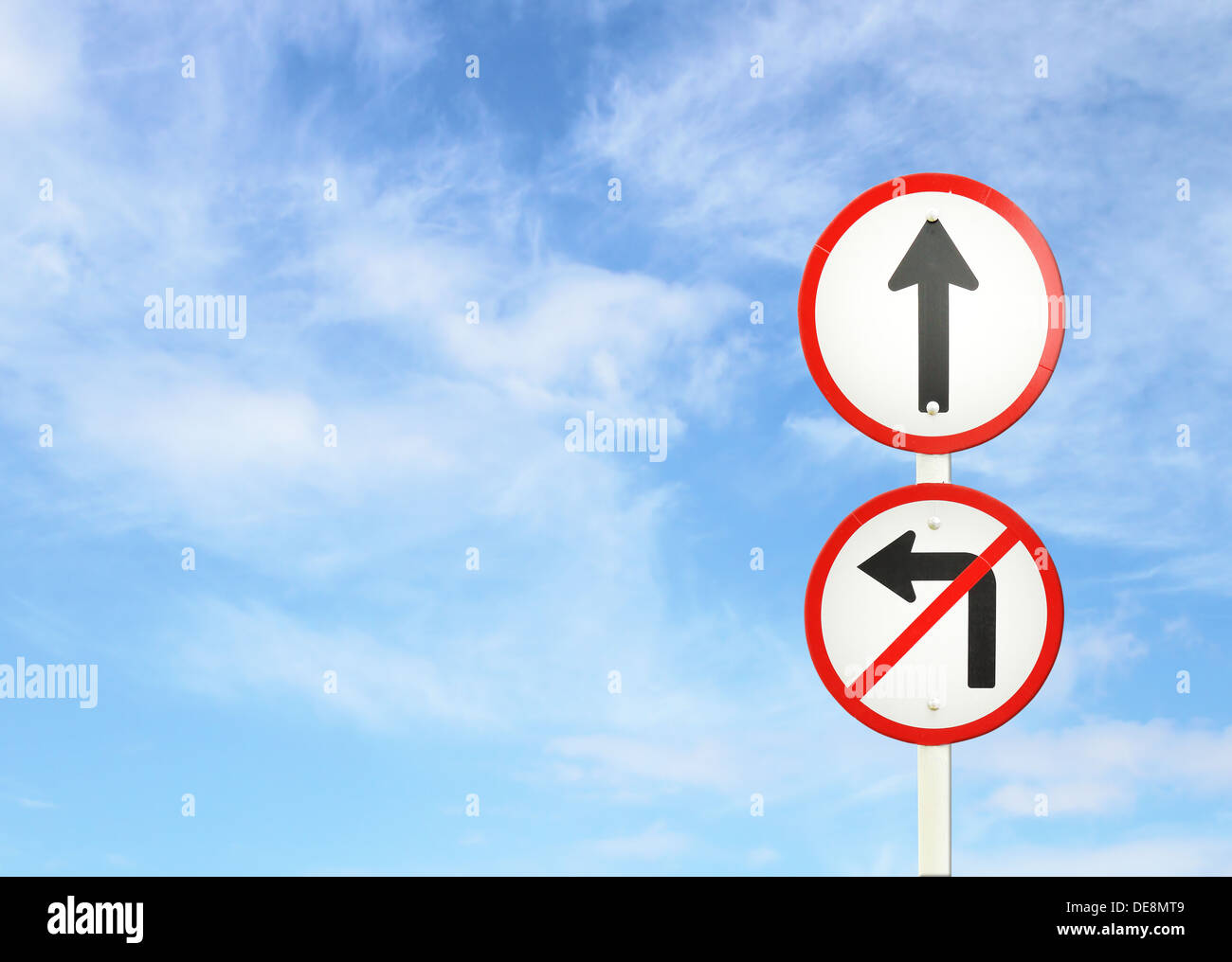 Proseguire il modo ,avanti segno e non girare a sinistra segno con il blu del cielo vuoto per il testo Foto Stock