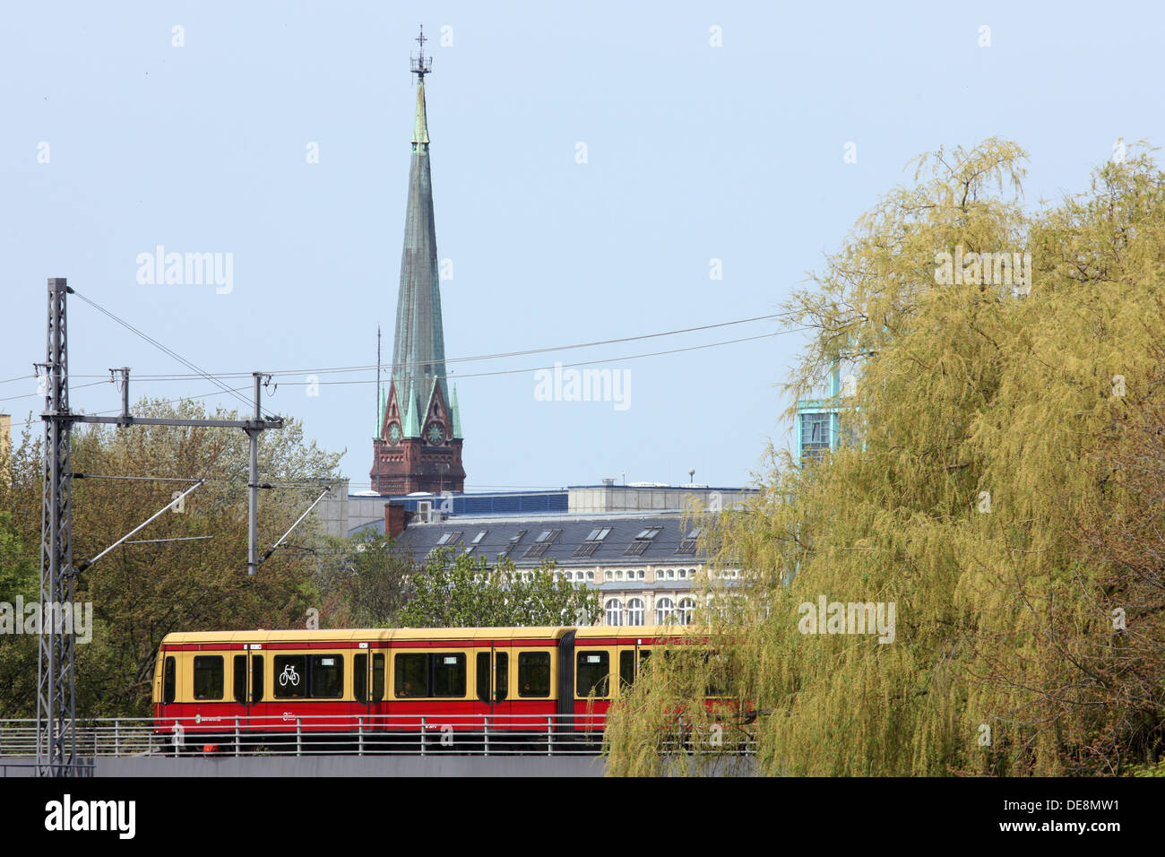 Berlino, Germania, S-Bahn treno sulla linea Foto Stock