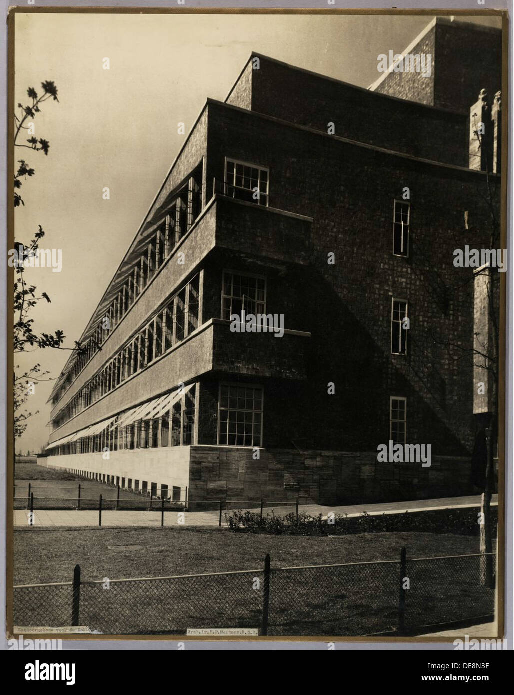 L'Unilever Office Building, costruito negli anni '1920-'1930, esemplifica l'architettura degli uffici modernista olandese. Situato nei Paesi Bassi, è stato progettato con particolare attenzione alla funzionalità e all'efficienza, pur mantenendo un fascino estetico. L'edificio fa parte di un più ampio movimento verso l'architettura commerciale semplificata durante questo periodo. Foto Stock