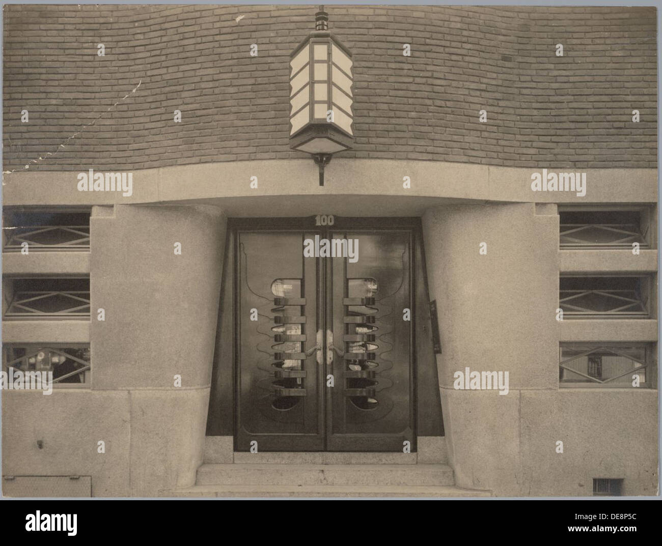 Il Public Health Service Office Building nei Paesi Bassi, progettato negli anni '1920 e '1930, esemplifica l'architettura degli uffici olandesi del periodo. È notevole per il suo design funzionale, l'uso efficiente dello spazio e l'incorporazione di principi modernisti. L'edificio funge da esempio chiave di architettura degli uffici durante l'inizio del XX secolo nei Paesi Bassi. Foto Stock